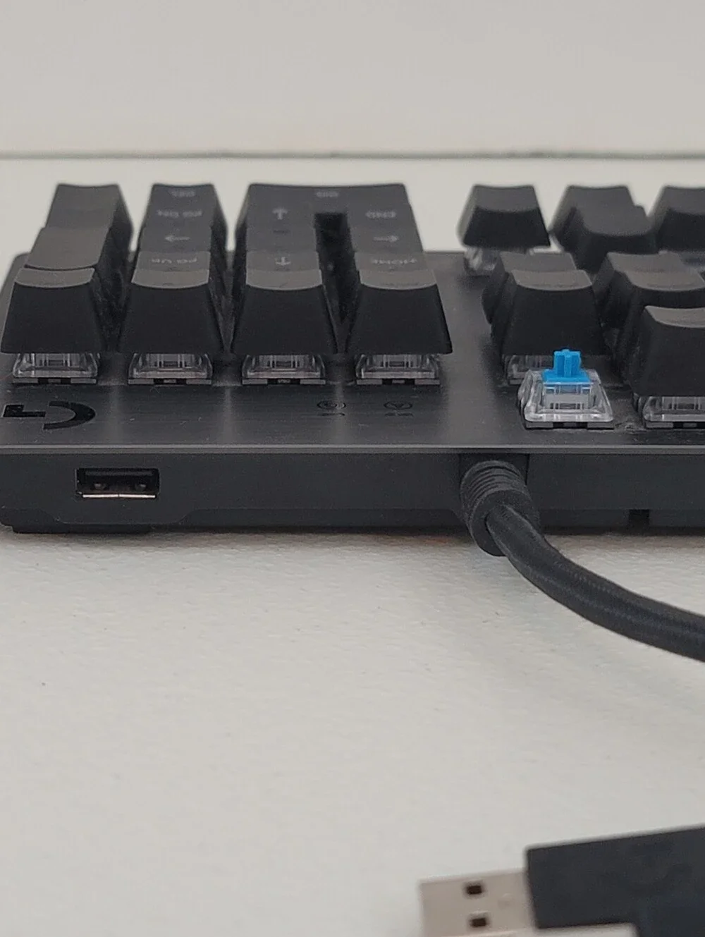 Logitech G513 Carbon GX Blue Y-U0034 USB-A Wired RGB Mechanical Gaming Keyboard